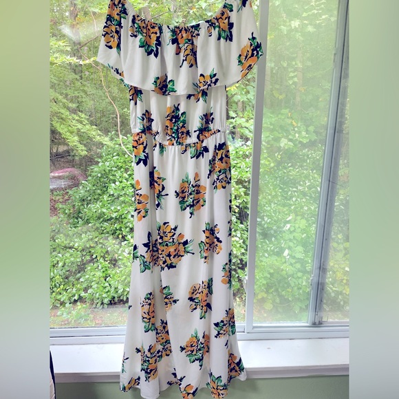 Jessica London Dresses & Skirts - NWOT Jessica London 16w cold shoulder white w/floral print maxi dress w/pockets.